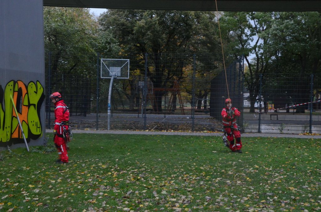 Einsatz BF Hoehenretter Koelner Seilbahn Hoehe Zoobruecke P2179.JPG